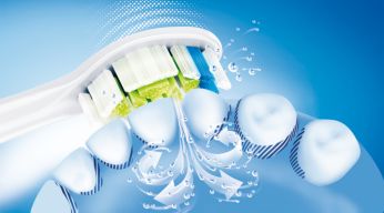 Sonicare dinamiskā tīrīšana ievada šķidrumu zobu starpās
