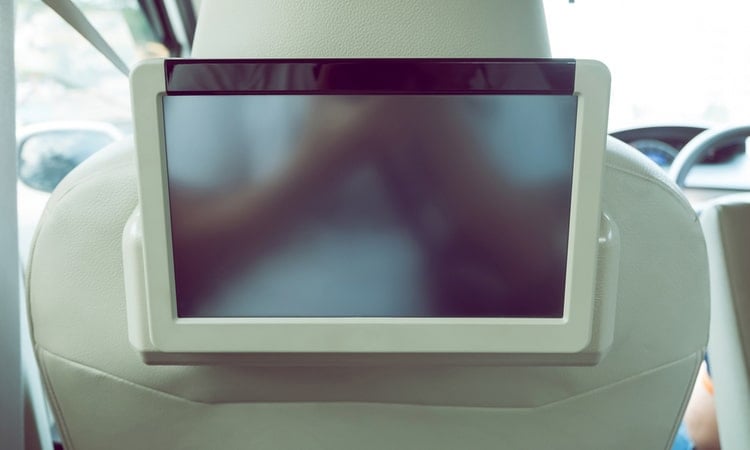 белый автомобильный монитор в заднем сиденье