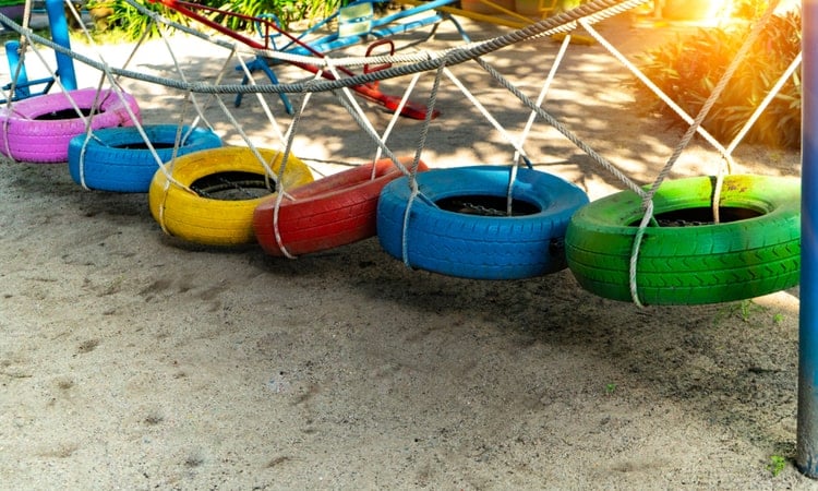 старые шины на детской игровой площадке