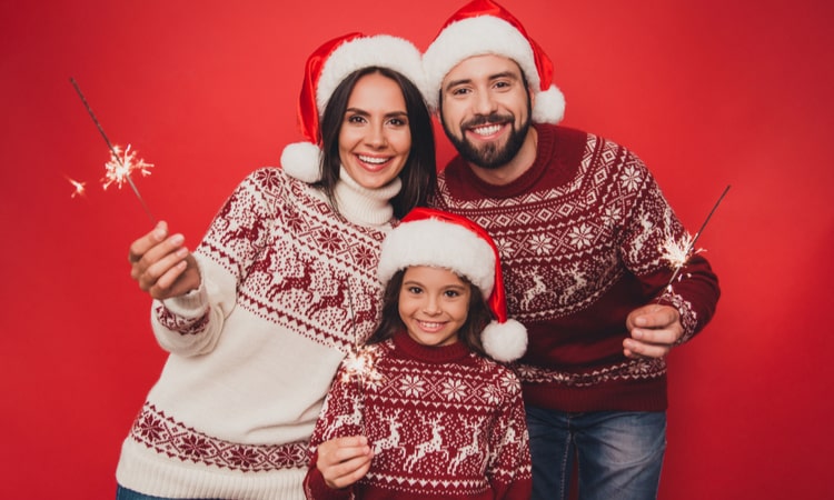 семья в рождественских свитерах