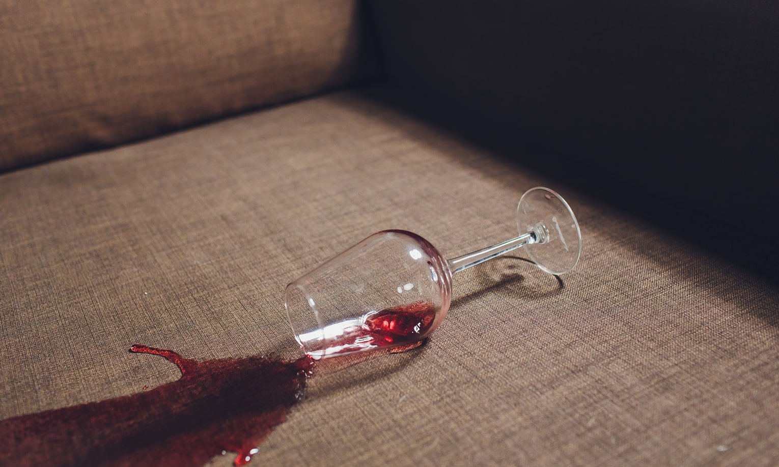 красное вино разлилось на диван