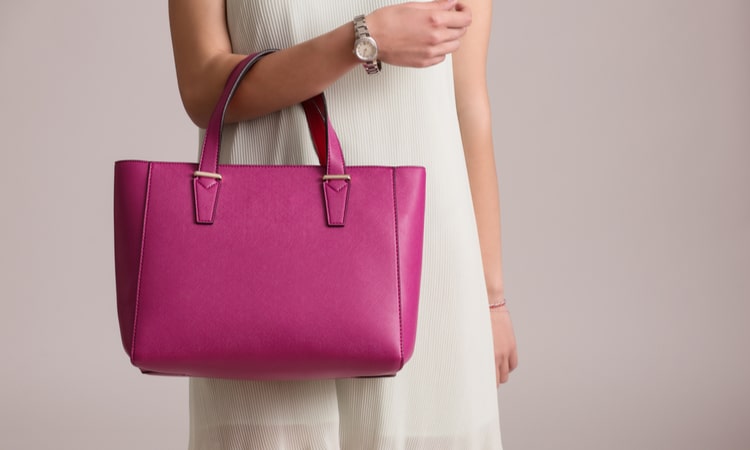 ярко розовая женская сумочка