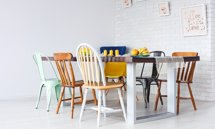 столовая с различными кухонными стульями