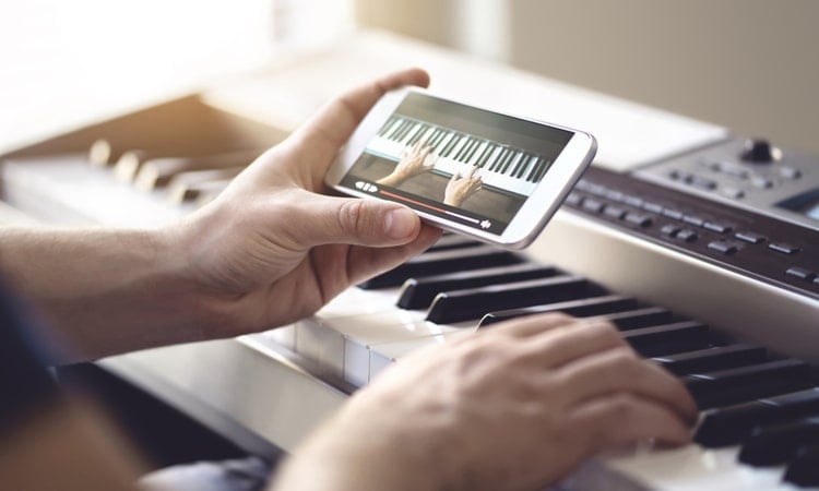 обучение игре на пианино с помощью приложения на телефоне