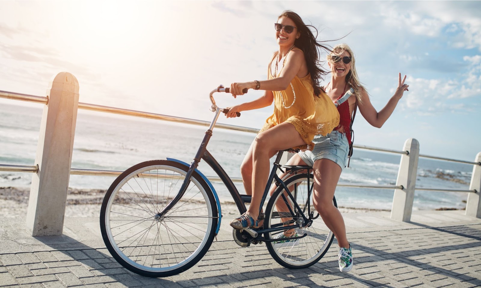 divas sievietes brauc ar pilsetas velosipedu