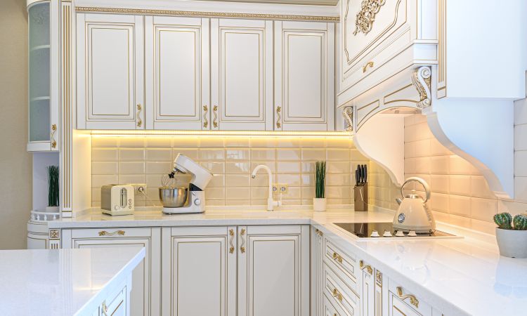 элементы золотого цвета в кухонной мебели
