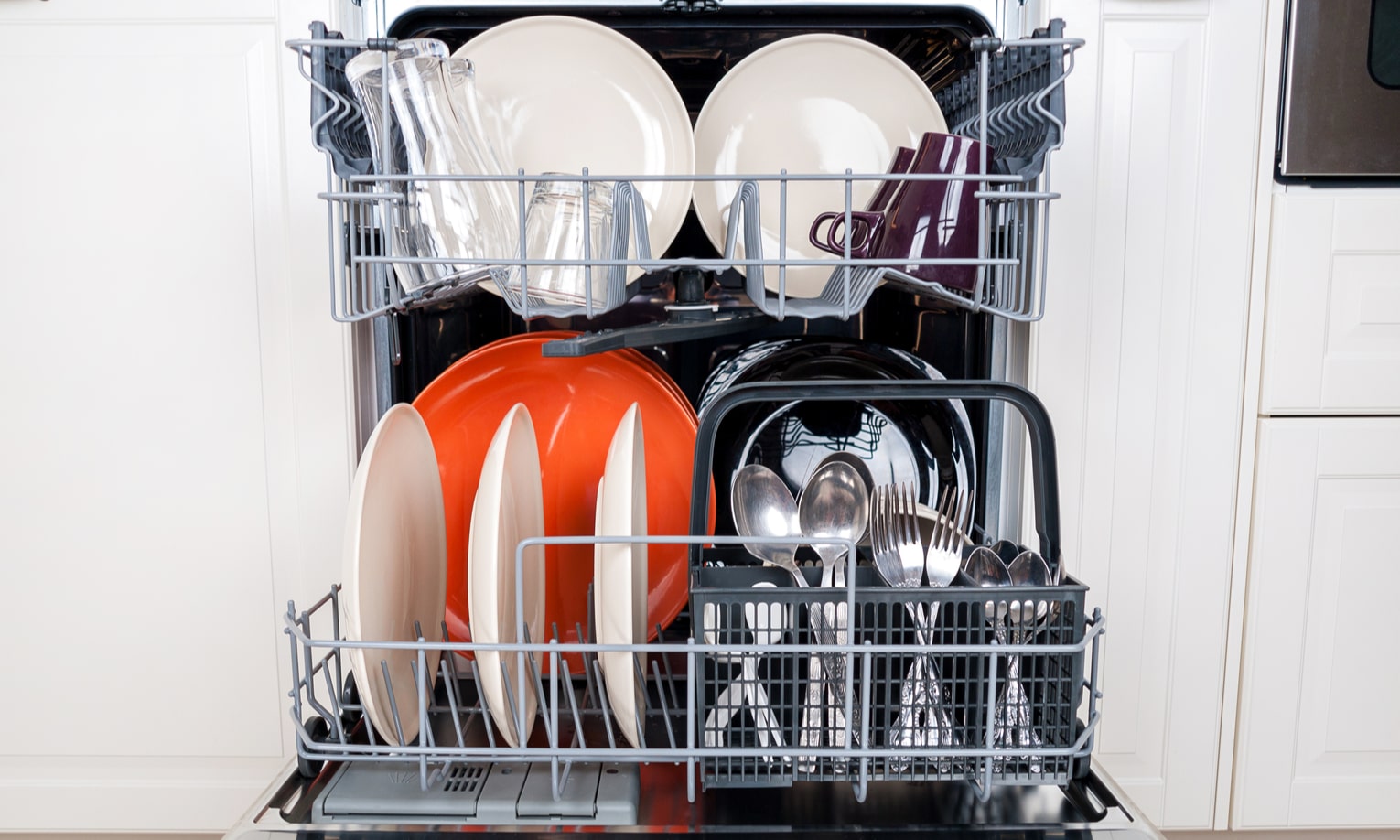 посуда сложена в посудомоечную машину