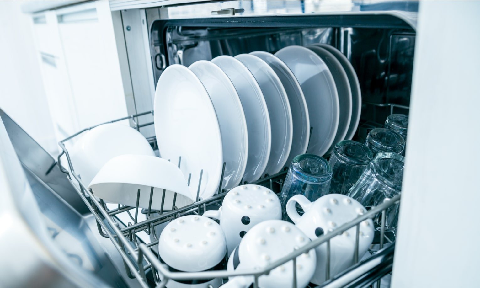 вместительная посудомоечная машина