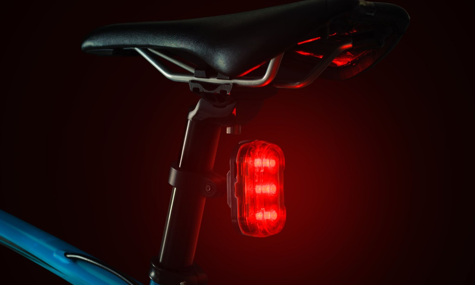 velosipeds ar piestiprinatu aizmugurejo lukturi