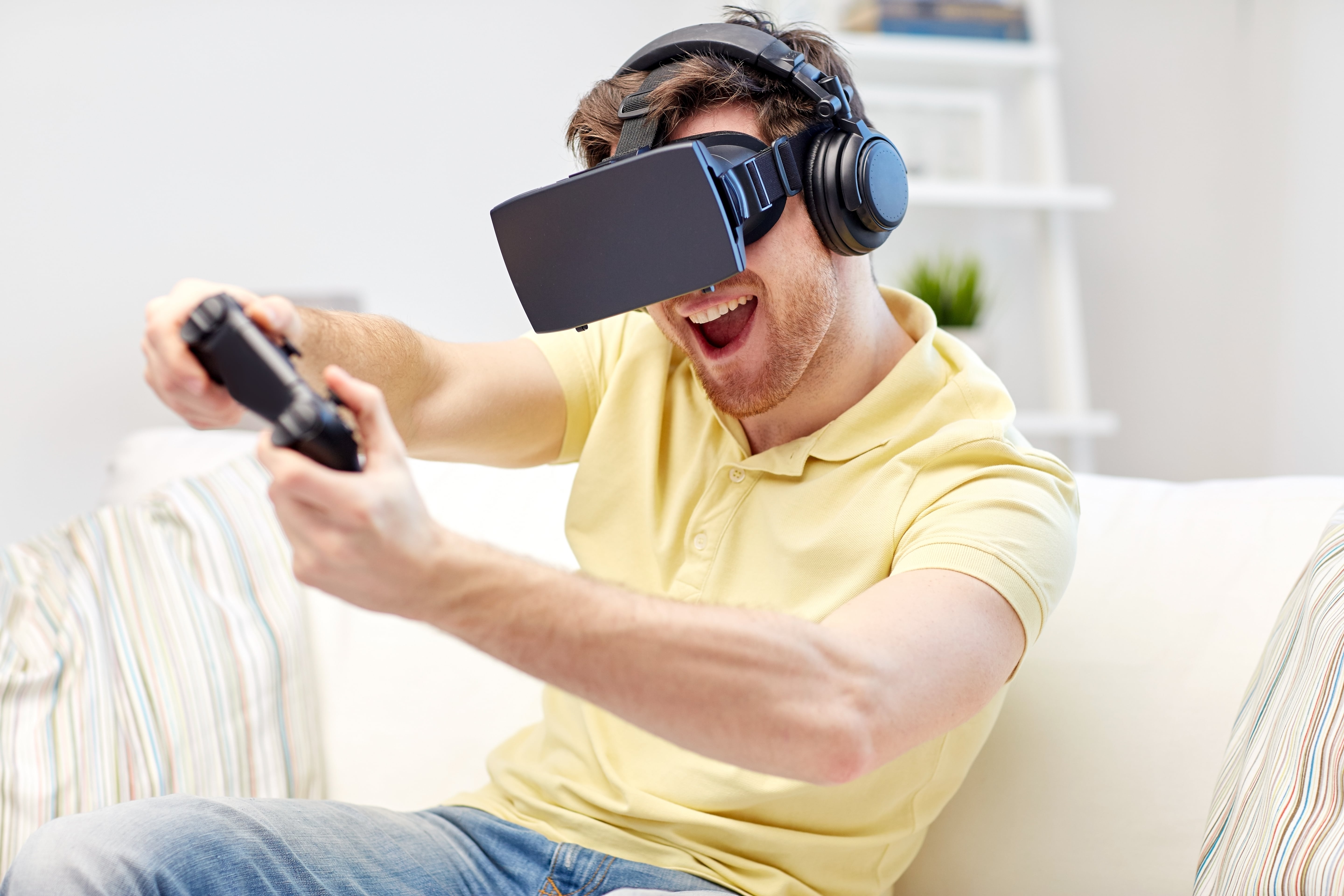 мужчина играет в очках виртуальной реальности