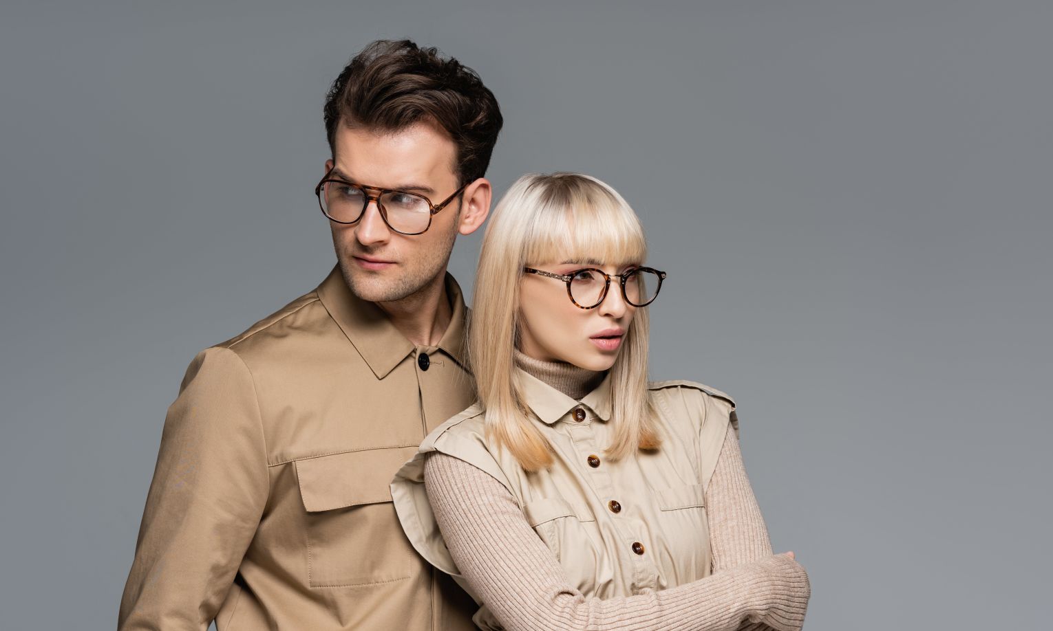 мужчина и женщина в современных очках