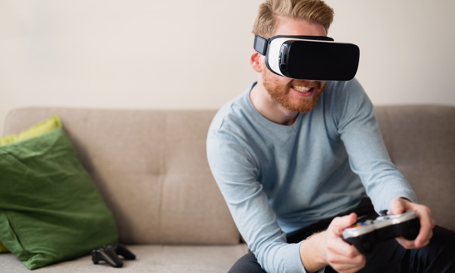 мужчина в очках виртуальной реальности