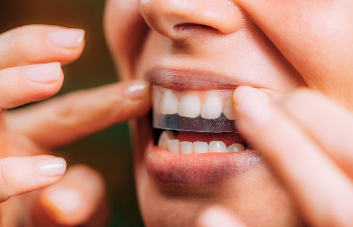 sieviete izmanto zobu balinosas sloksnes
